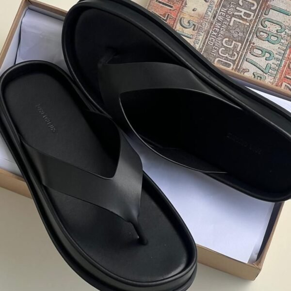 Nigerian-Style Flip-Flops - Stylish and Comfortable - Discover the latest Nigerian fashion trends with these stylish flip-flops. Designed by Nigerian-born brand 'Nigerian Styles'.