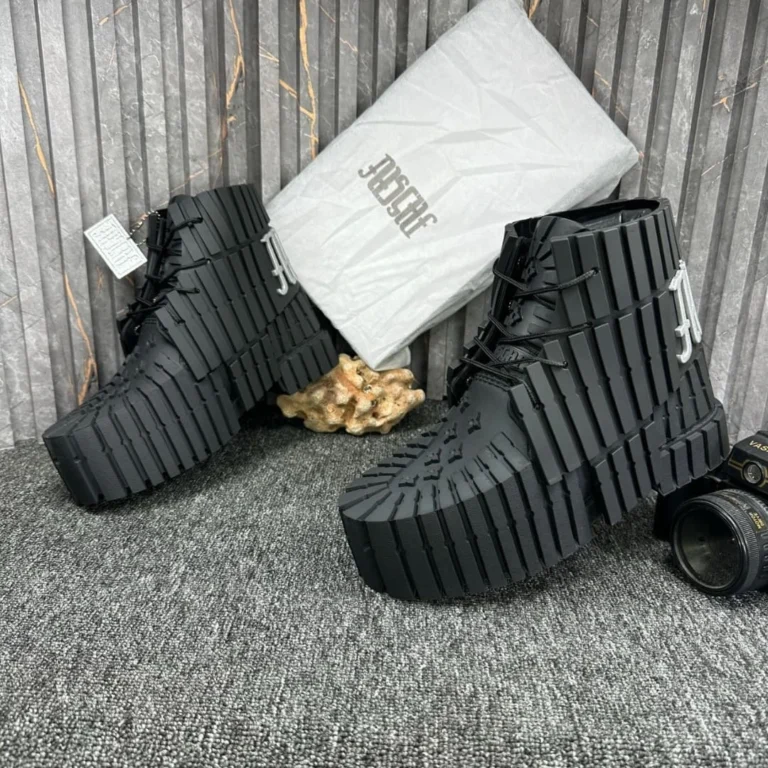 Sneakers and loafers in a sleek, modern design. Perfect for everyday wear or special occasions. Available in a variety of colors and styles.